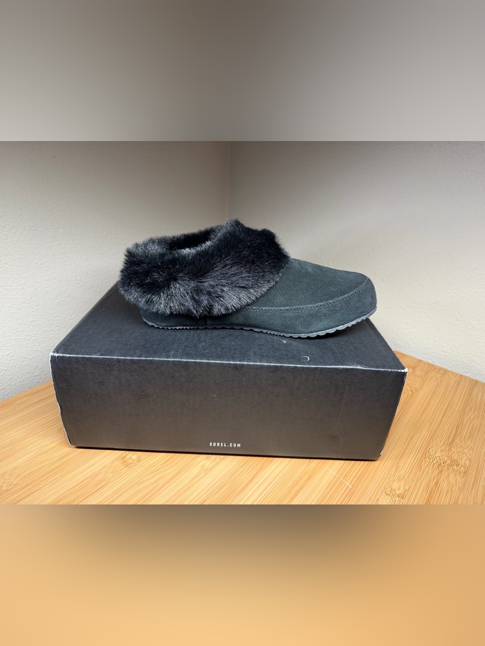 NiB SOREL Go Coffee Run Faux Fur Lined Suede Slippers Black Sea Salt Women’s 6